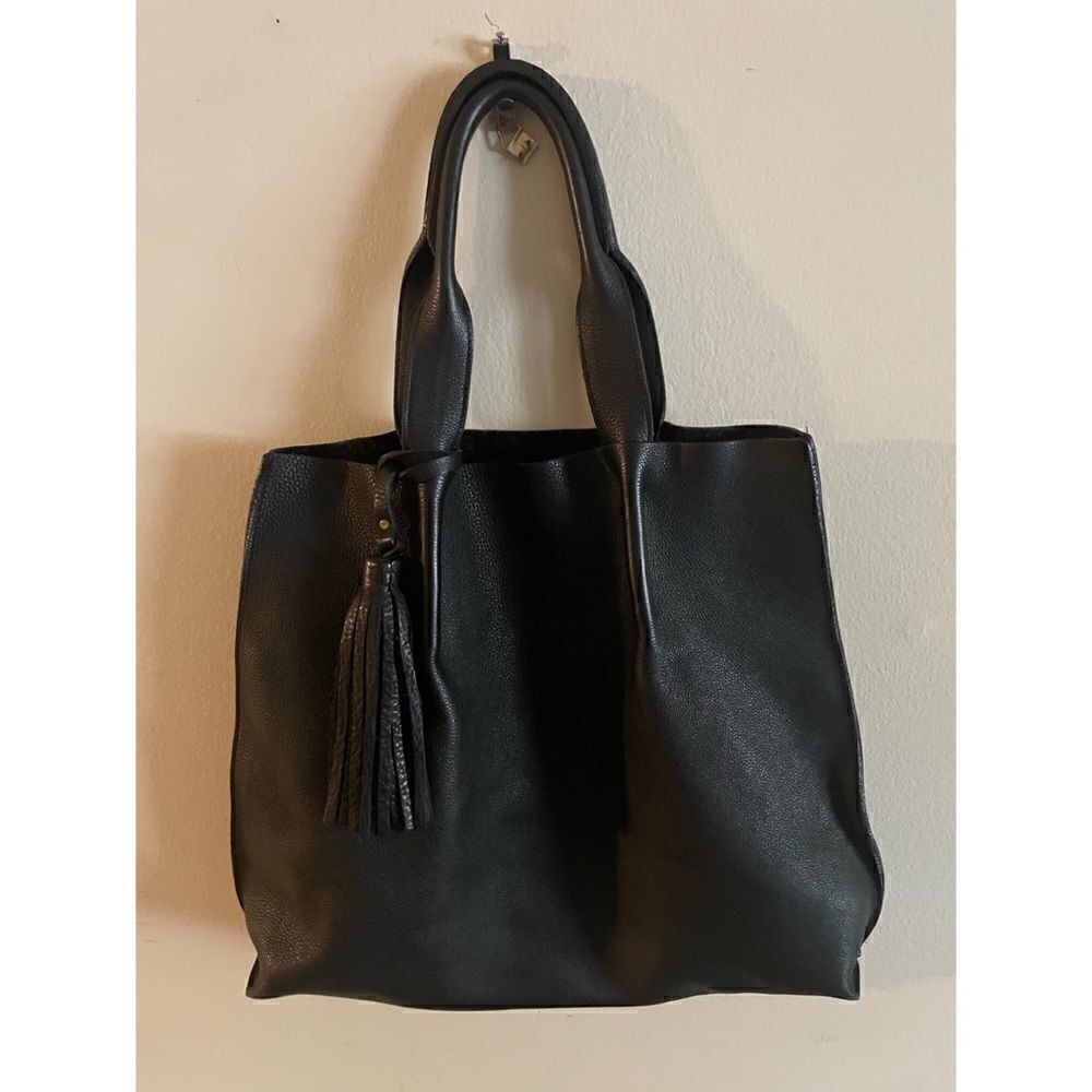 OLIVEVE 
MAGGIE  TOTE WITH LEATHER TASSEL
BLACK PEBBLE LEATHER/ Excellent/ USA - Picture 3 of 8